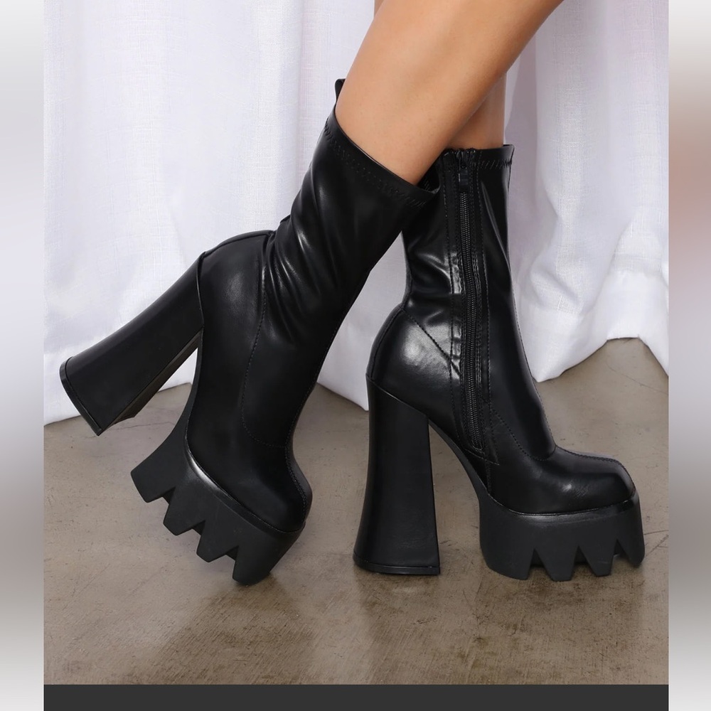 Brand new BLACK FASHION NOVA BOOTS